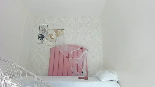 Snapshot of emy_barnert chatting on 19, 10, 2025 emy barnert online show from 19, 10, 2025