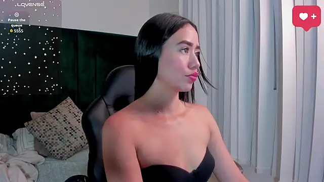 Snapshot of SaraWagner_ chatting on 7, 4, 2026 SaraWagner online show from 7, 4, 2026