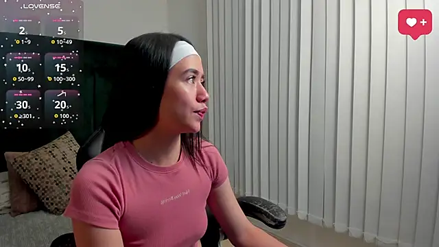 Snapshot of SaraWagner_ chatting on 7, 4, 2026 SaraWagner online show from 7, 4, 2026