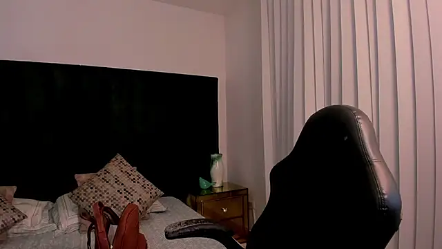 Snapshot of SaraWagner_ chatting on 11, 4, 2026 SaraWagner online show from 11, 4, 2026