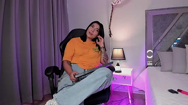 Snapshot of emy_williams chatting on 18, 10, 2025 emy williams online show from 18, 10, 2025