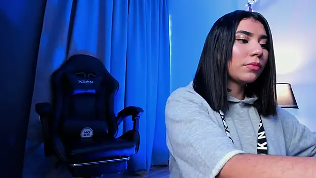 Snapshot of emy_williams chatting on 30, 10, 2025 emy williams online show from 30, 10, 2025