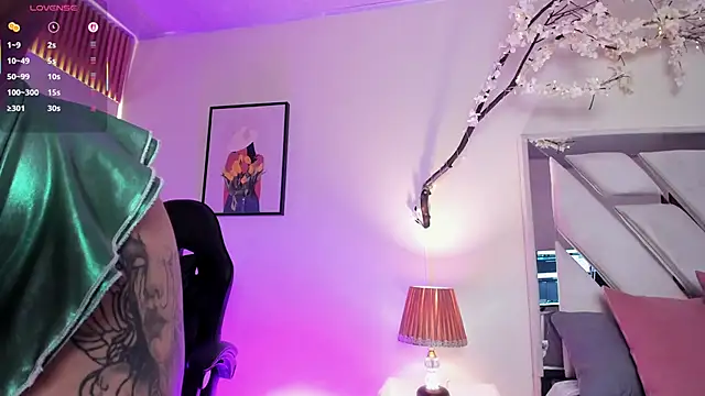 Snapshot of emy_williams chatting on 21, 11, 2025 emy williams online show from 21, 11, 2025