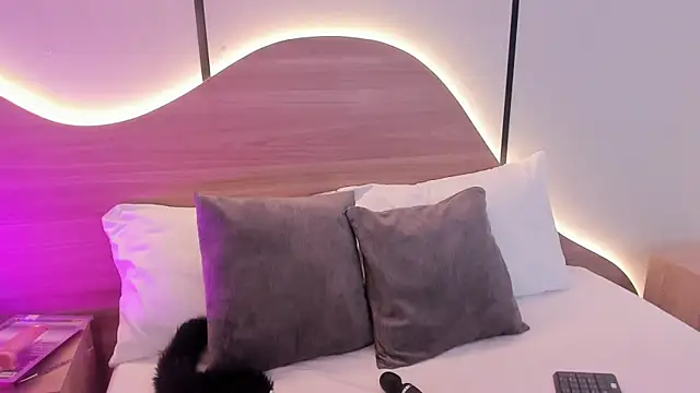 doll eyees  online show from 18, 10, 2025