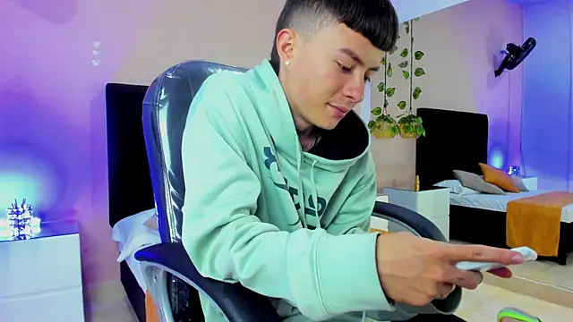 Snapshot of Nascary_Fox chatting on 27, 11, 2025 Nascary Fox online show from 27, 11, 2025