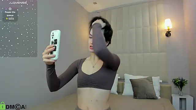 Adeline Perle online show from 25, 9, 2025