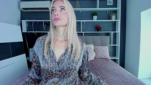 Snapshot of SabrinaSharm chatting on 20, 9, 2025 SabrinaSharm online show from 20, 9, 2025