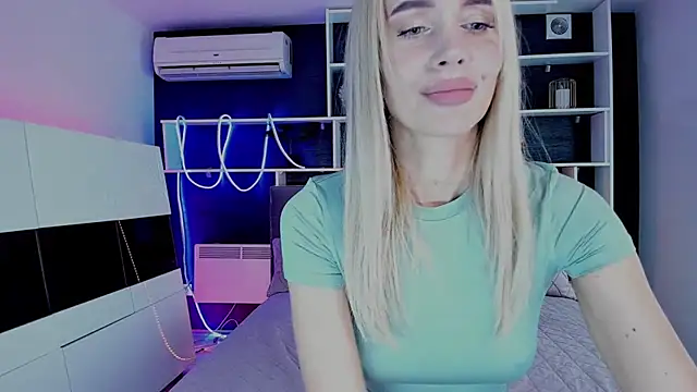 Snapshot of SabrinaSharm chatting on 17, 10, 2025 SabrinaSharm online show from 17, 10, 2025