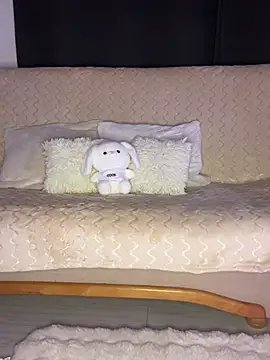 AubrieleRouj1 online show from 13, 4, 2026