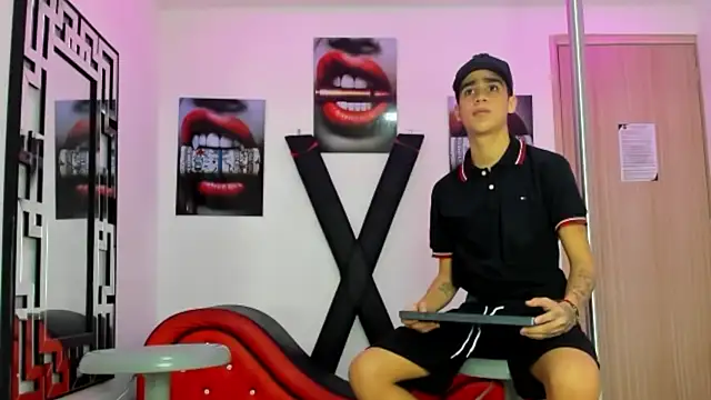 PRETTY FEM online show from 25, 10, 2025