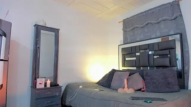 REINA ADAHARA online show from 5, 10, 2025