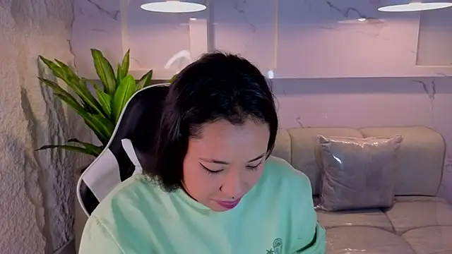 Snapshot of Hollypeyton_Tp chatting on 8, 9, 2025 Hollypeyton Tp online show from 8, 9, 2025