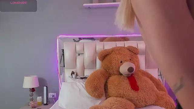 Snapshot of Darlyn_tenderhot__ chatting on 2, 11, 2025 Darlyn tenderhot online show from 2, 11, 2025