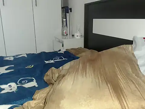 petite danielle online show from 3, 3, 2026