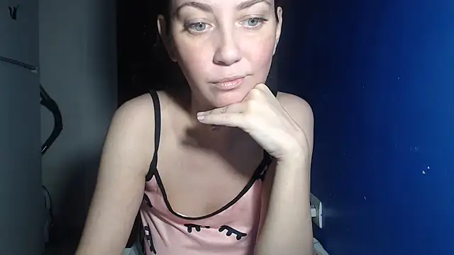petite danielle online show from 13, 7, 2026