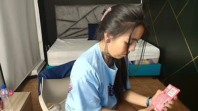 Snapshot of LiaMonroee_ chatting on 28, 10, 2025 LiaMonroee online show from 28, 10, 2025