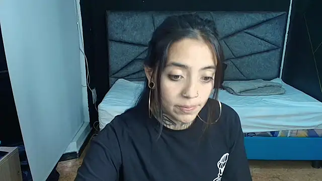 Snapshot of LiaMonroee_ chatting on 14, 11, 2025 LiaMonroee online show from 14, 11, 2025