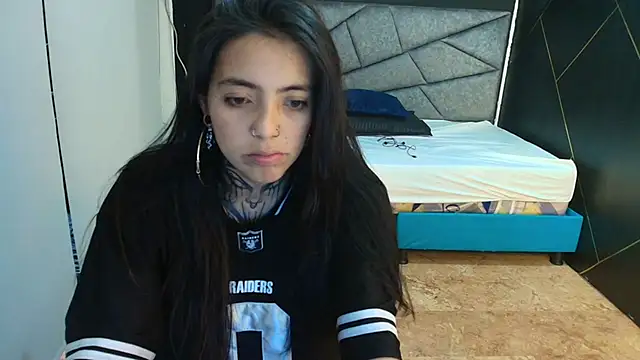 Snapshot of LiaMonroee_ chatting on 19, 11, 2025 LiaMonroee online show from 19, 11, 2025