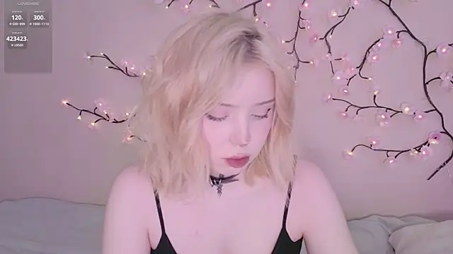 Snapshot of RileyVice chatting on 7, 5, 2026 RileyVice online show from 7, 5, 2026