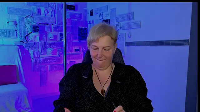 Snapshot of MaryMogan chatting on 3, 10, 2025 MaryMogan online show from 3, 10, 2025