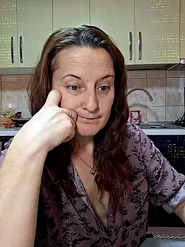 Snapshot of Fluturas2 chatting on 28, 11, 2025 Fluturas2 online show from 28, 11, 2025