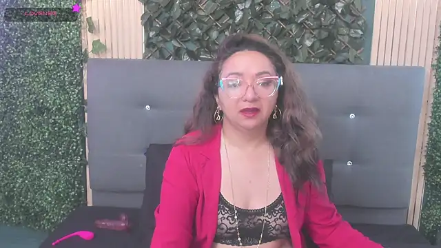 Snapshot of leyla_smithh chatting on 12, 9, 2025 leyla smithh online show from 12, 9, 2025