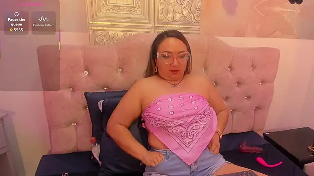 Snapshot of leyla_smithh chatting on 20, 9, 2025 leyla smithh online show from 20, 9, 2025