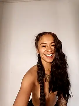 Liahdiaz  online show from 2, 11, 2025