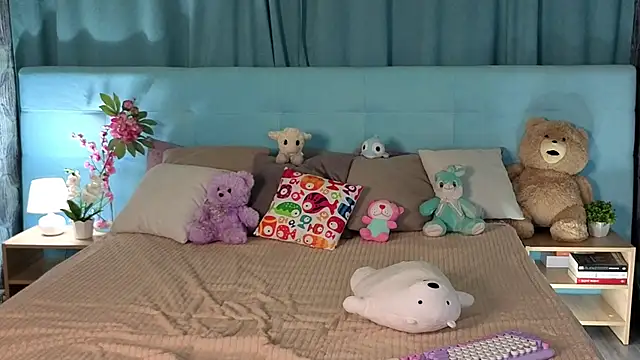 Aurora Bennet online show from 3, 12, 2025