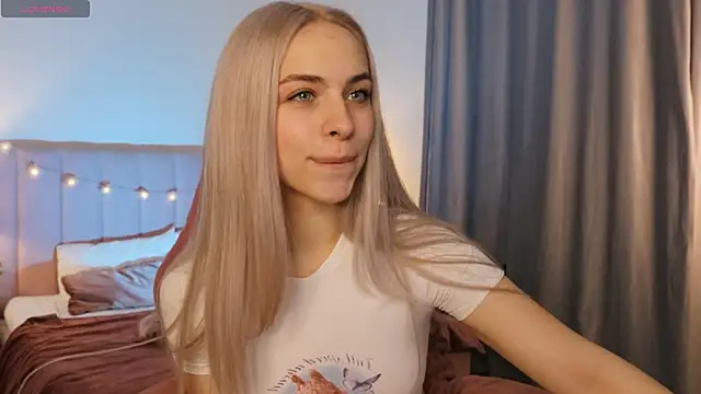 Snapshot of ShinyBarbie chatting on 27, 11, 2025 ShinyBarbie online show from 27, 11, 2025