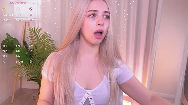 Snapshot of ShinyBarbie chatting on 4, 12, 2025 ShinyBarbie online show from 4, 12, 2025