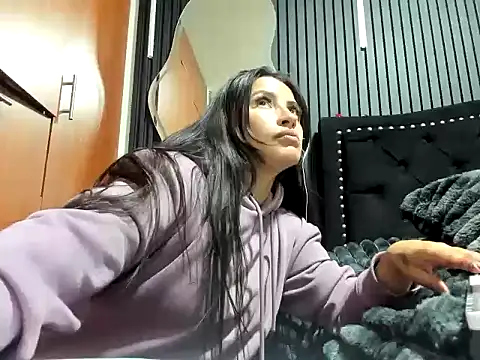 scarletr red online show from 21, 10, 2025