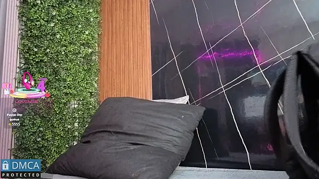 Kiara Zahiri   online show from 6, 11, 2025