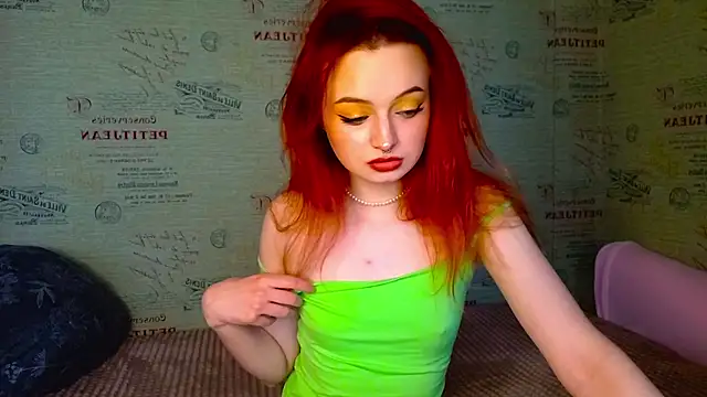 Snapshot of emi_less chatting on 13, 10, 2025 emi less online show from 13, 10, 2025