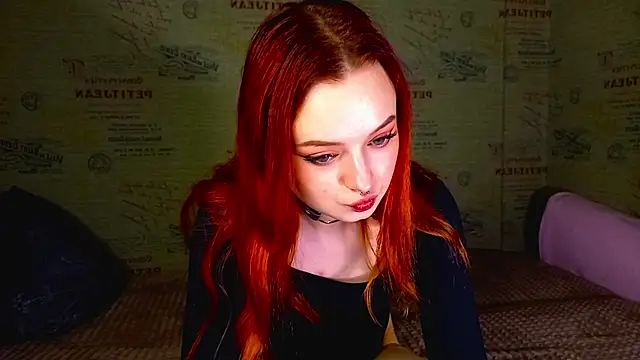 Snapshot of emi_less chatting on 14, 10, 2025 emi less online show from 14, 10, 2025