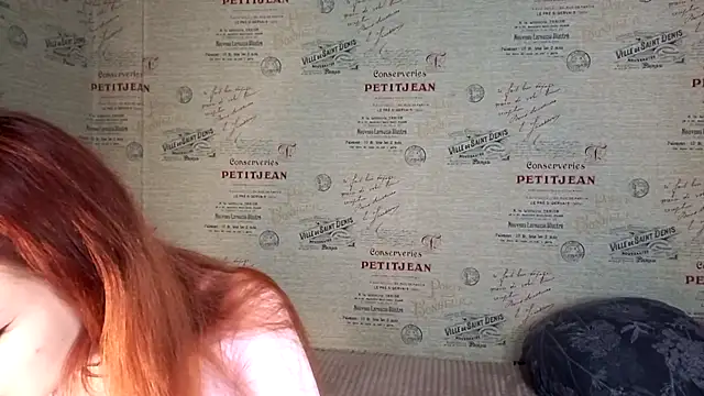 Snapshot of emi_less chatting on 6, 11, 2025 emi less online show from 6, 11, 2025