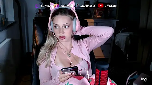 Snapshot of cymaishere chatting on 2, 10, 2025 cymaishere online show from 2, 10, 2025