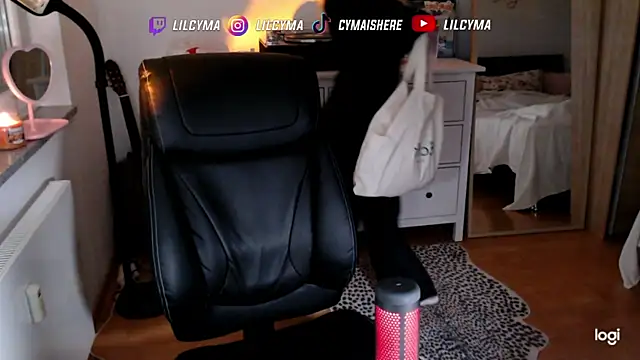 Snapshot of cymaishere chatting on 28, 10, 2025 cymaishere online show from 28, 10, 2025