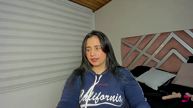 Snapshot of _adahara_queen chatting on 6, 11, 2025 adahara queen online show from 6, 11, 2025