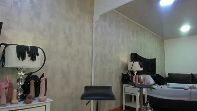 BarbaraLeython1 online show from 25, 11, 2025