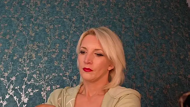 Snapshot of SereneXX chatting on 11, 10, 2025 SereneXX online show from 11, 10, 2025