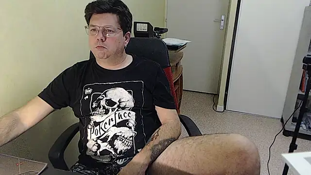 Snapshot of blueandwhite1 chatting on 15, 12, 2025 blueandwhite1 online show from 15, 12, 2025