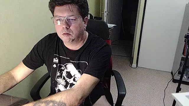 Snapshot of blueandwhite1 chatting on 16, 12, 2025 blueandwhite1 online show from 16, 12, 2025