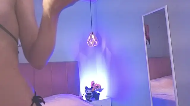 Snapshot of ela_petit chatting on 21, 11, 2025 ela petit online show from 21, 11, 2025