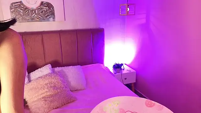 Snapshot of ela_petit chatting on 25, 11, 2025 ela petit online show from 25, 11, 2025