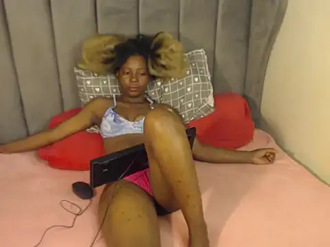 Snapshot of Hotgirl87 chatting on 14, 10, 2025 Hotgirl87 online show from 14, 10, 2025