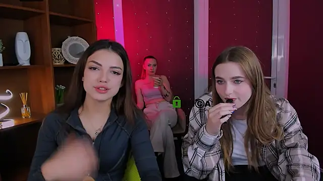 Snapshot of mila_glow1 chatting on 17, 11, 2025 mila glow1 online show from 17, 11, 2025