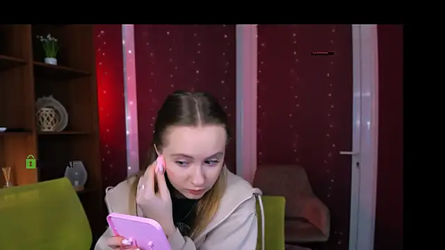 Snapshot of mila_glow1 chatting on 27, 11, 2025 mila glow1 online show from 27, 11, 2025