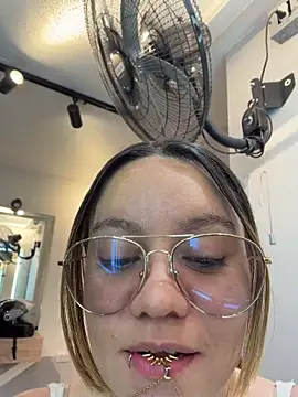 Sky Junne online show from 17, 4, 2026