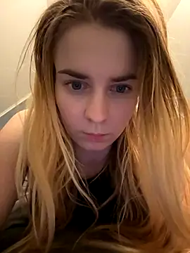 Snapshot of ellieen chatting on 6, 11, 2025 ellieen online show from 6, 11, 2025